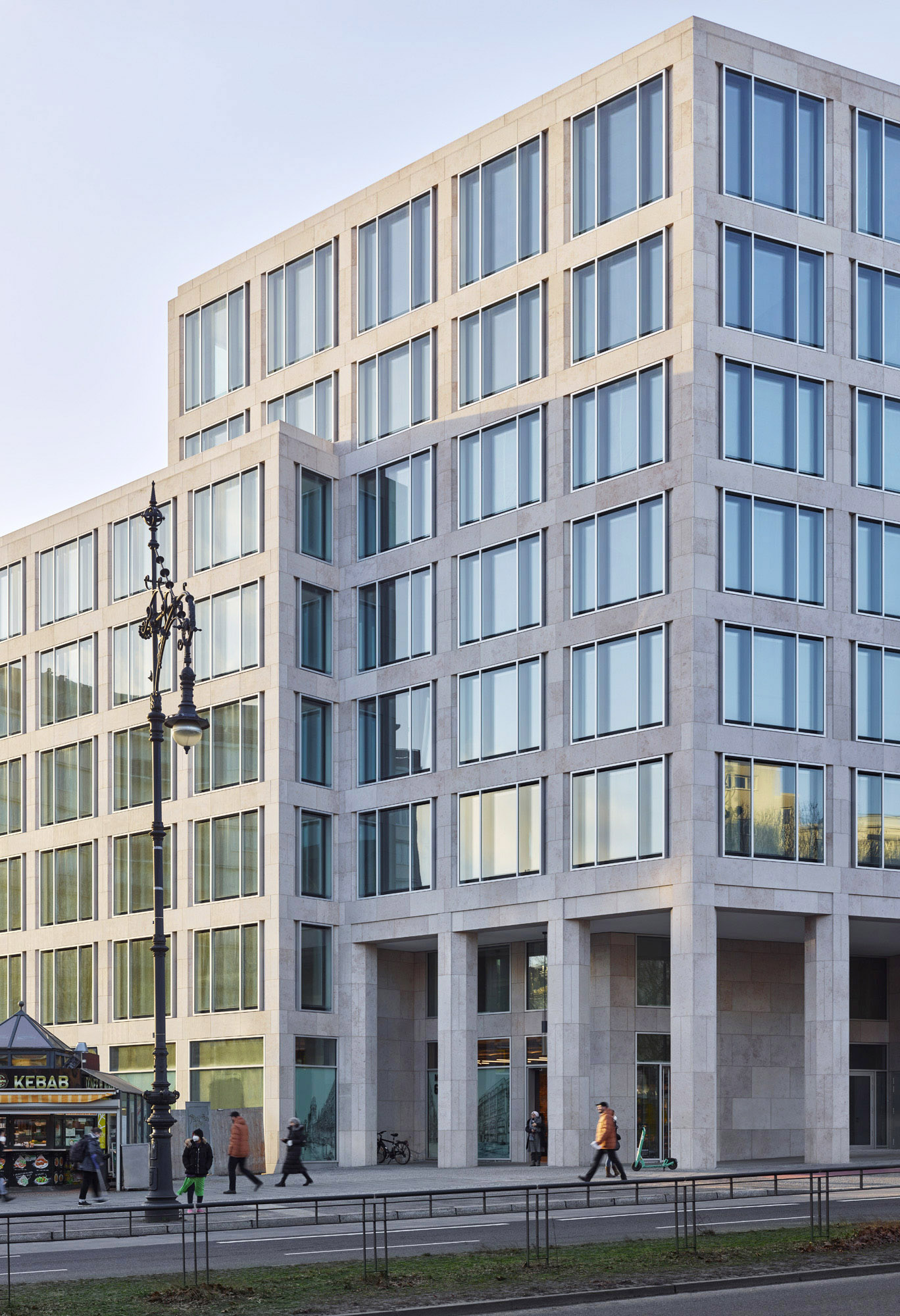 Büro- und Geschäftshaus am Kurfürstendamm Berlin - zweigeschossige Arkade