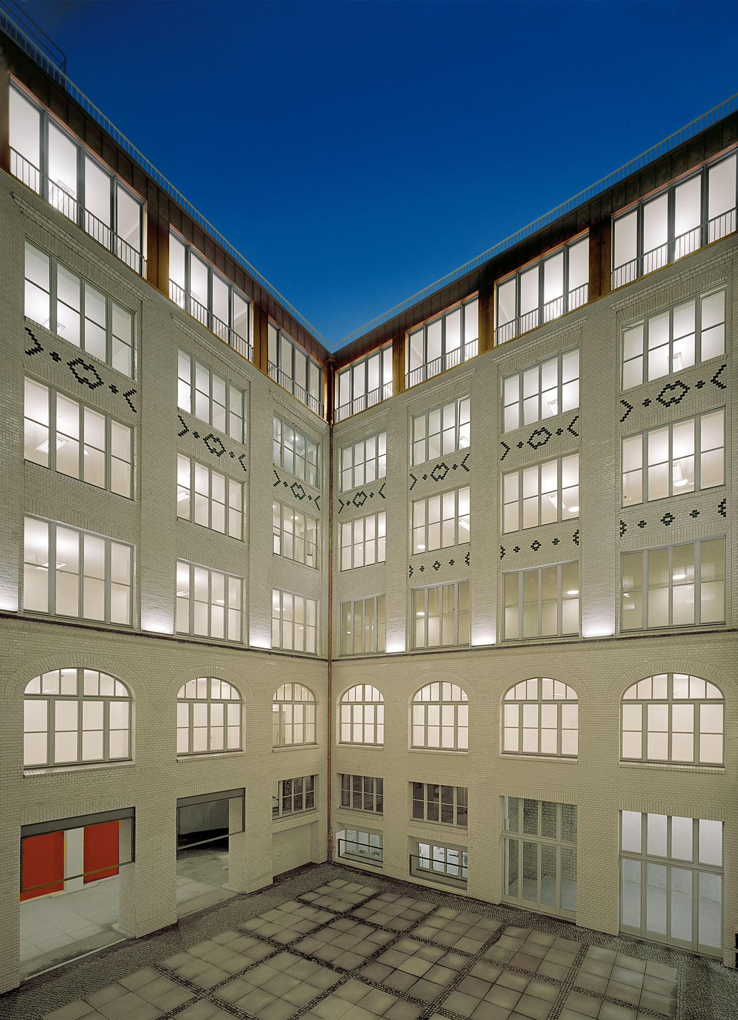 Geschäftshaus Oranienplatz © Ivan Nemec