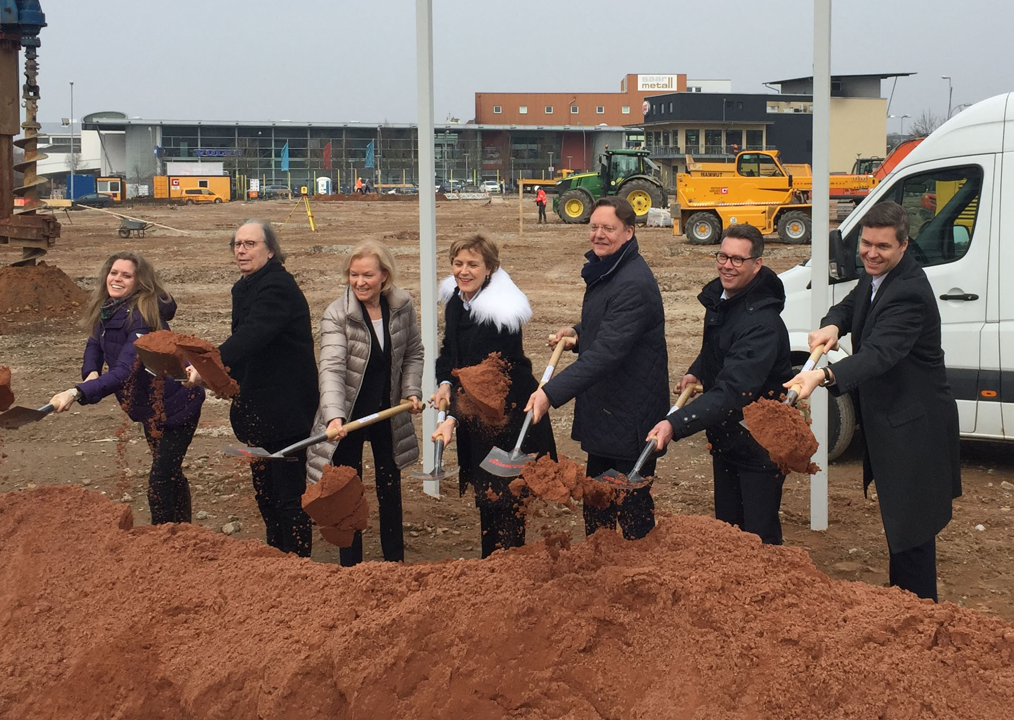 von links: Dr. Isabel Martin, Geschäftsführung, Hans-Jürgen Stumperl, ausführender Architekt, Prof. Dr. Silvia Martin, Geschäftsführung, Charlotte Britz, Oberbürgermeisterin Saarbrücken, Thomas Müller, Oliver Gasser, künftiger Geschäftsleiter, und Nicolas Martin, Geschäftsführung