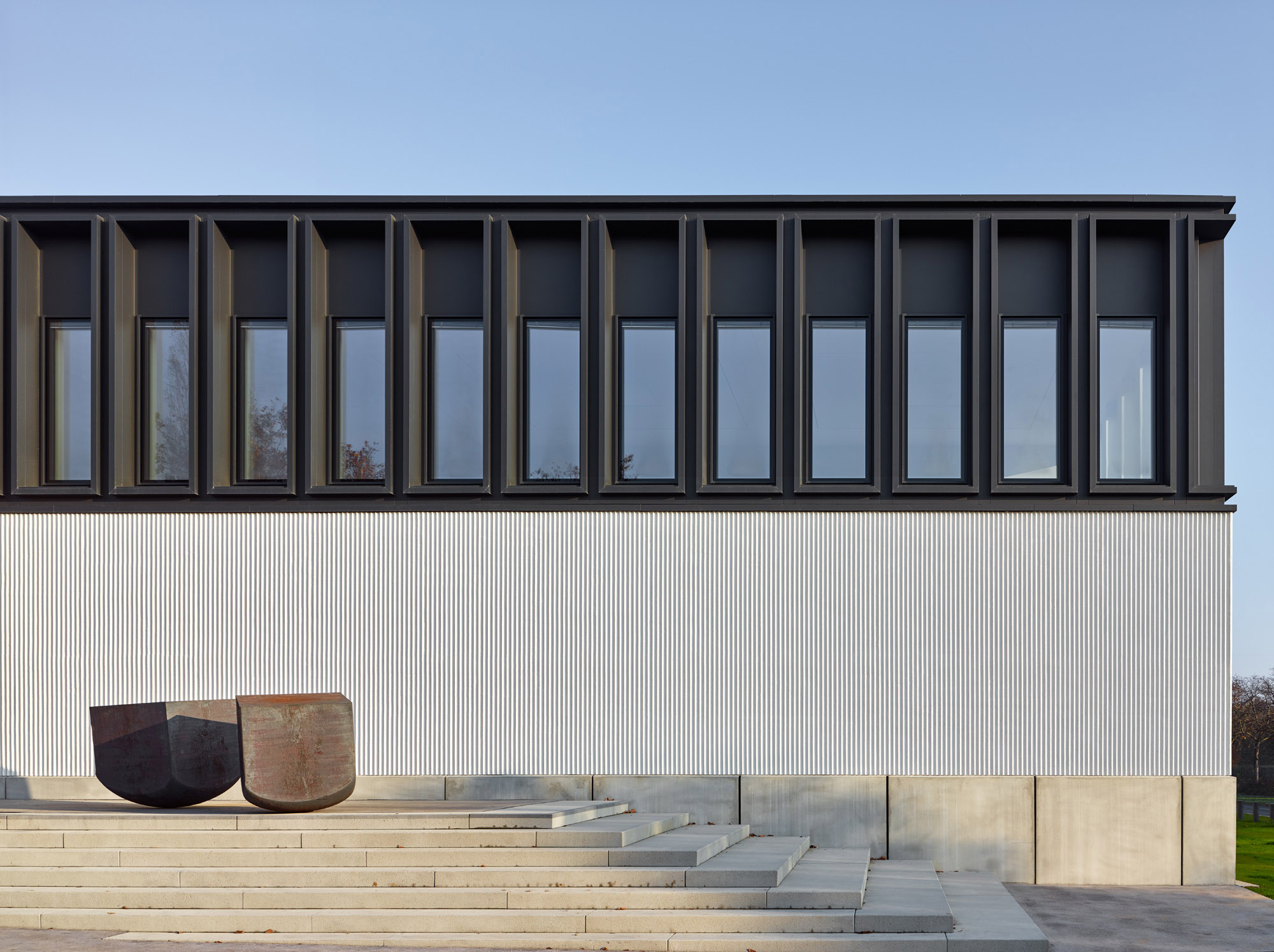 Oberlandesgericht Stuttgart, Südfassade mit Kunst am Bau von Markus F. Strieder, Foto: Stefan Müller