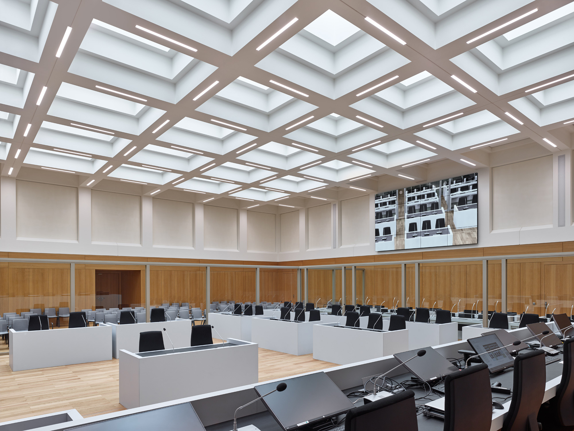 Oberlandesgericht Stuttgart - Großer Sitzungssaal, Blick von der Richterbank, Foto: Stefan Müller