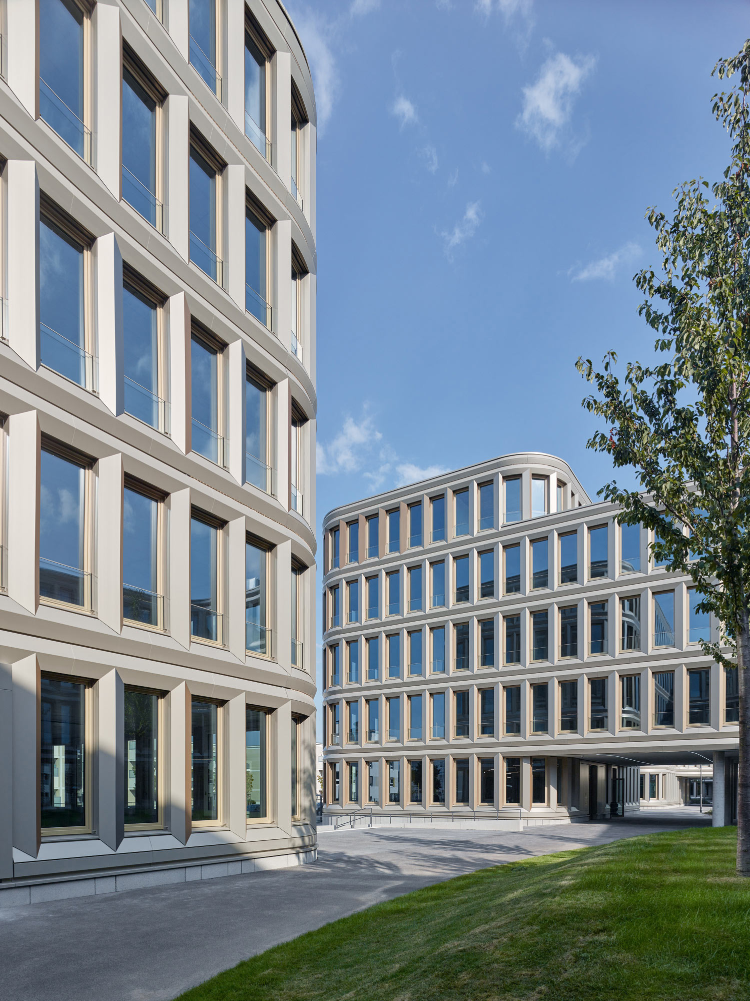 Brain Box Berlin - Bürocampus Eisenhutweg in Berlin Adlershof, Innenhof; Foto: Stefan Müller