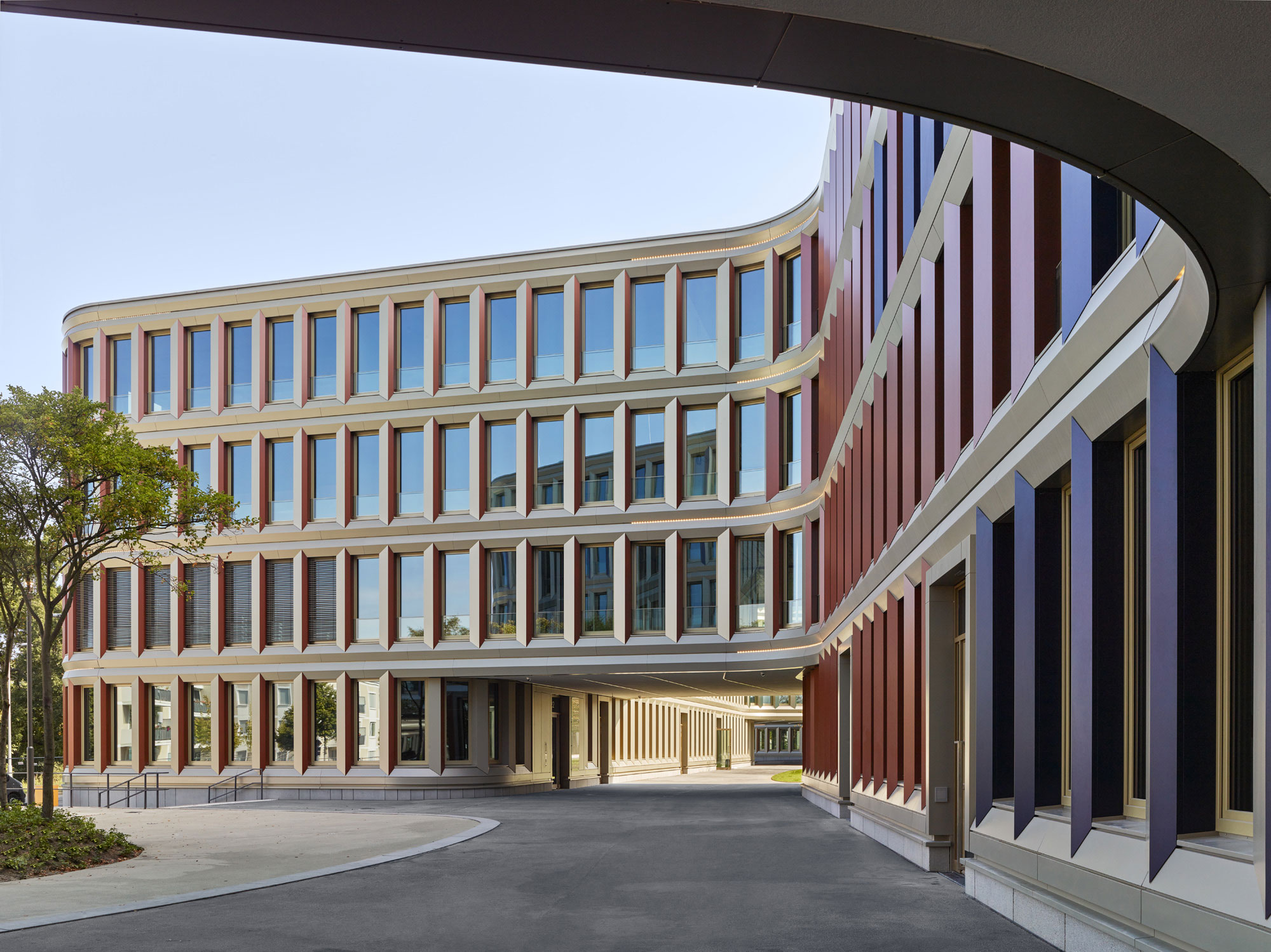 Brain Box Berlin - Die asymmetrisch gefaltete Metallfassade leuchtet je nach Blickwinkel und Sonnenstand; Foto: Stefan Müller