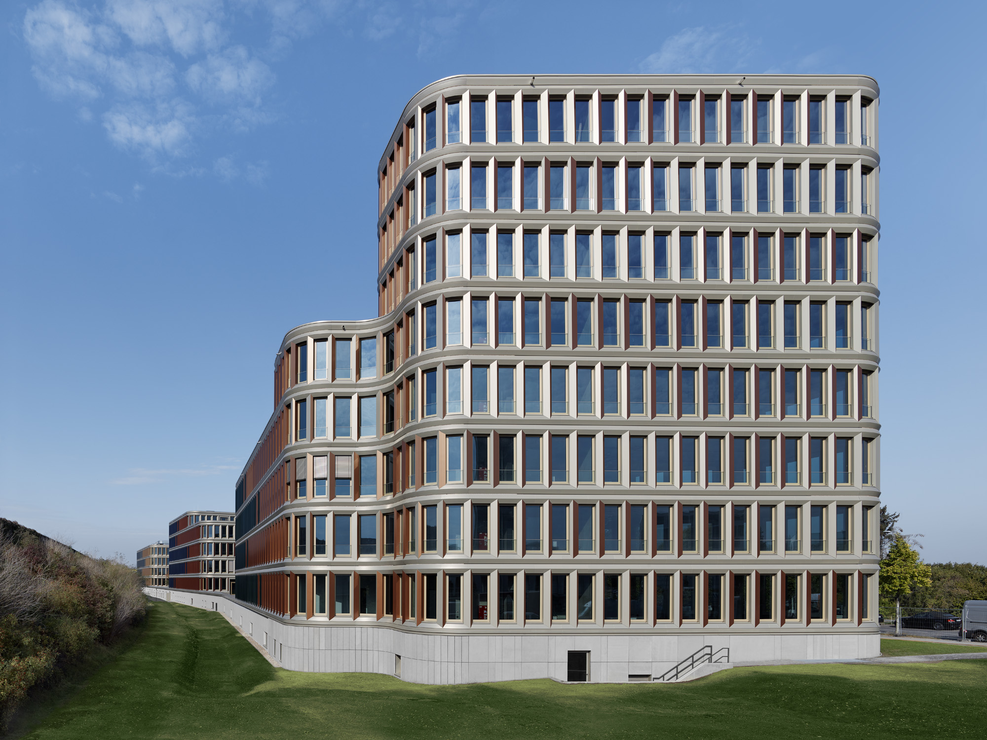 Brain Box Berlin - Das 400 Meter lange Gebäudeensemble schlängelt sich elegant entlang der parallel verlaufenden Autobahn, die den neuen Flughafen BER mit der Berliner City verbindet; Foto: Stefan Müller