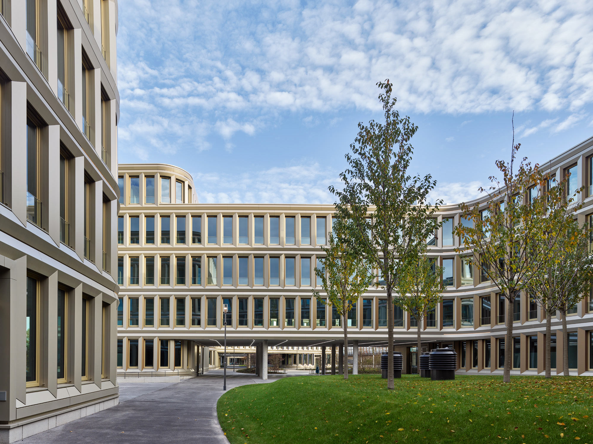 Brain Box Berlin - Bürocampus Eisenhutweg in Berlin Adlershof, Innenhof; Foto: Stefan Müller