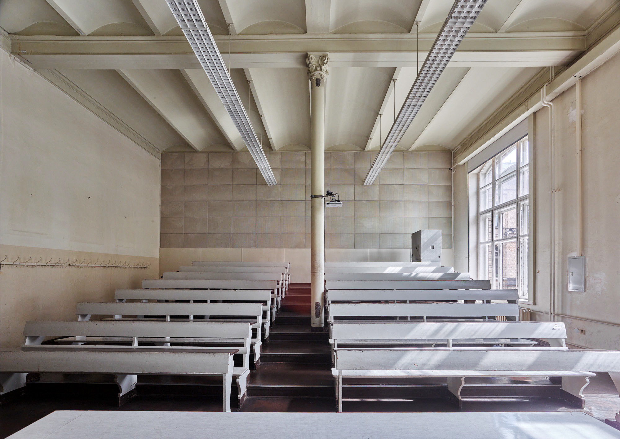 Museum für Naturkunde Berlin - Der in bauzeitlichen Zustand erhaltene Hörsaal wird nach der Restaurierung und technischen sowie raumakustischen Ertüchtigung weiterhin als Hörsaal dienen