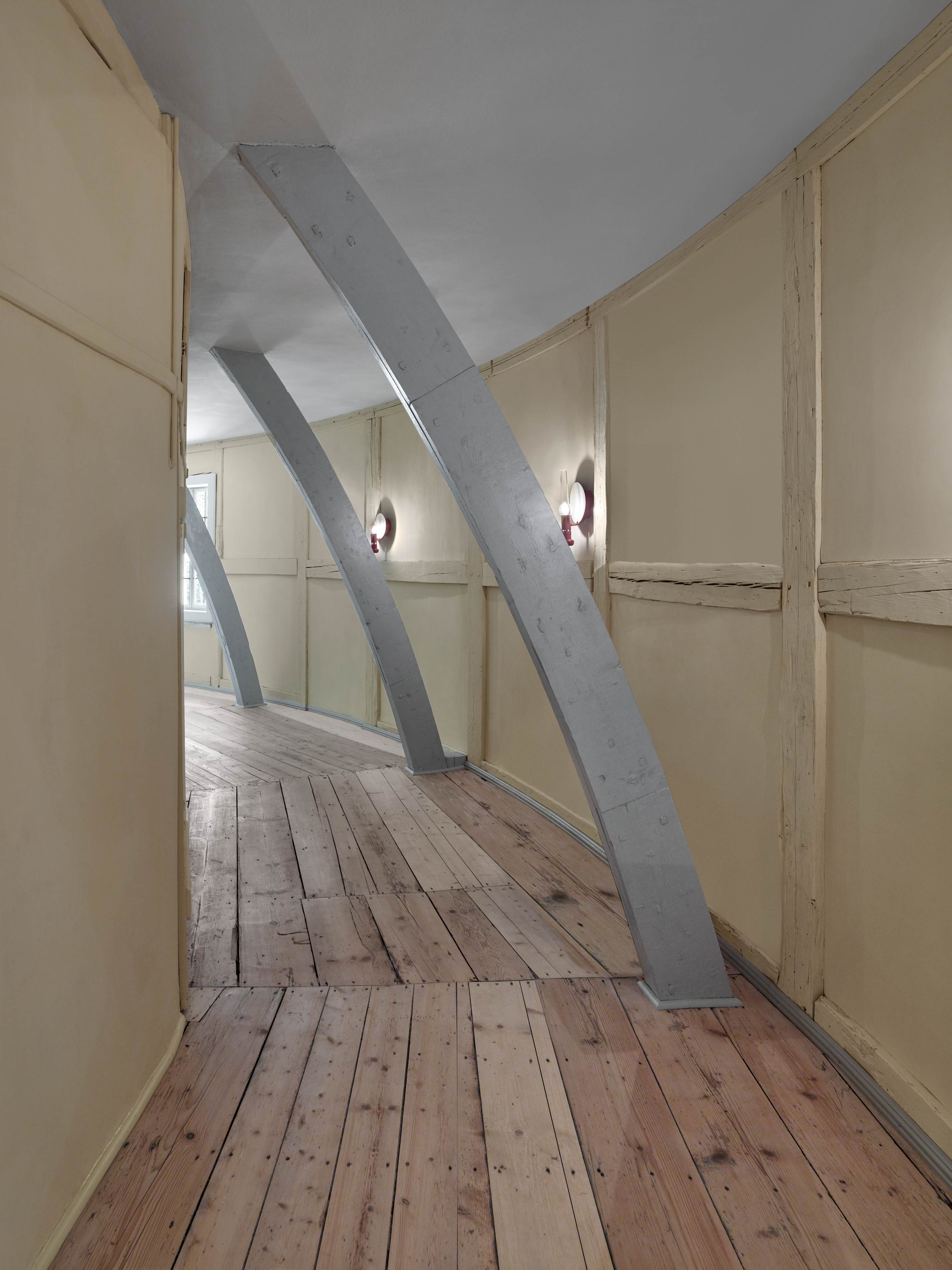 Goethe-Theater Bad Lauchstädt, Erschließungskorridor im Obergeschoß mit dem offen stehenden Bohlenbinder der Dachkonstruktion; Foto: Stefan Müller