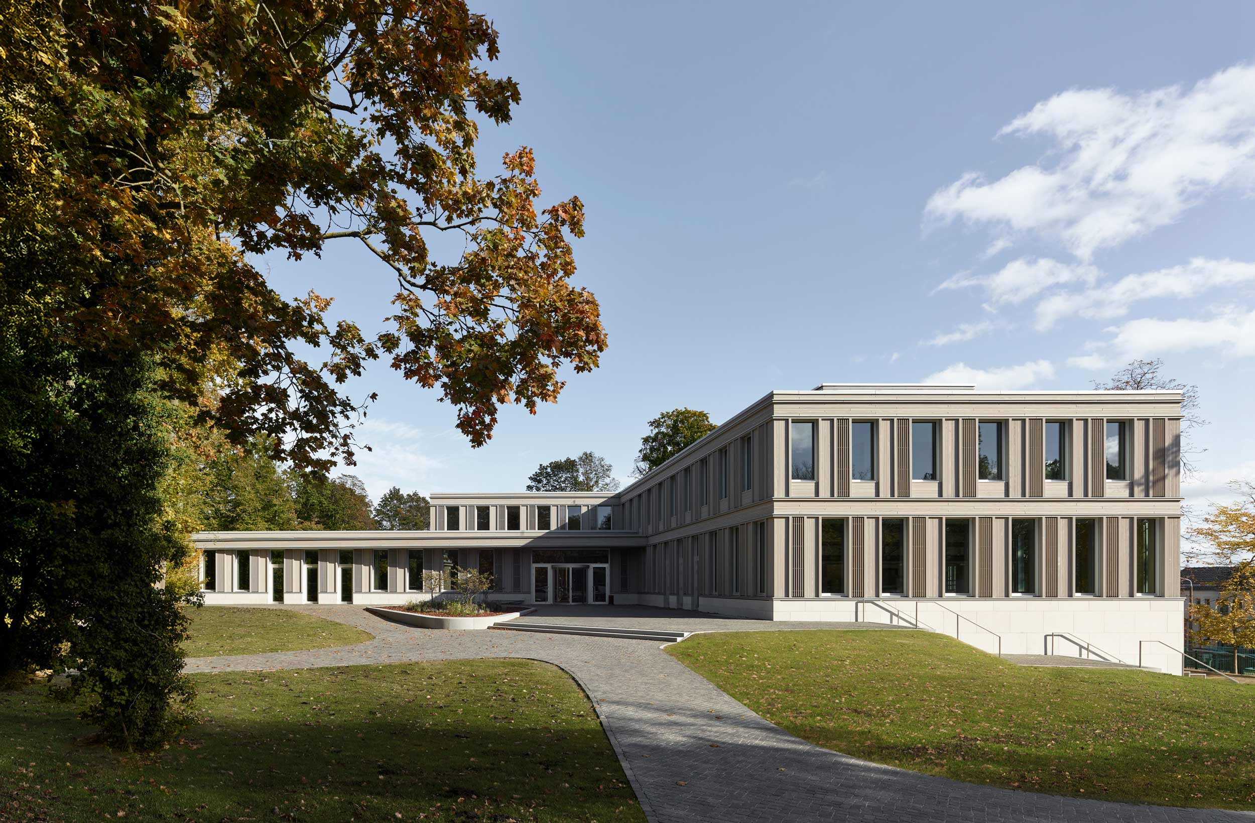 Leibniz-Instiut für Astrophysik Potsdam - Maria Margaretha Kirch Haus - Holzfassade - Eingangsbereich