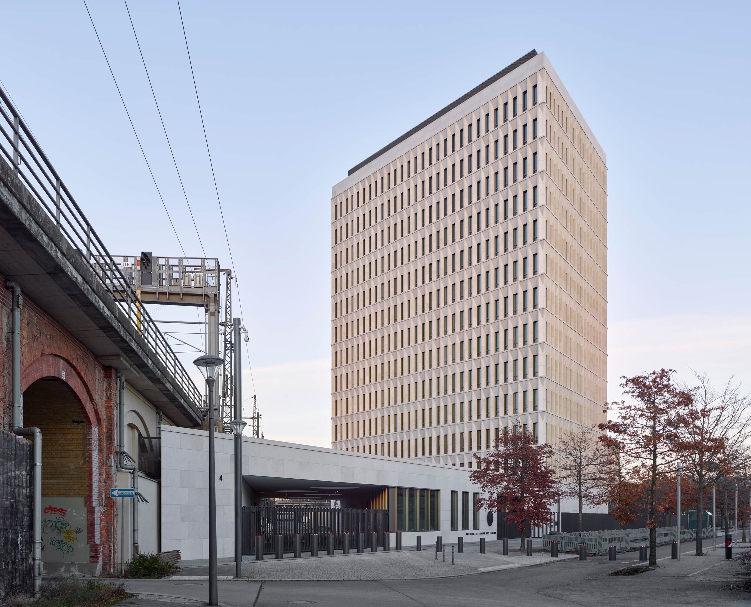 Erweiterungsbau Bundesministerium des Innern - Zufahrt- und Kontrollgebäude mit dem Turm; Foto: Stefan Müller