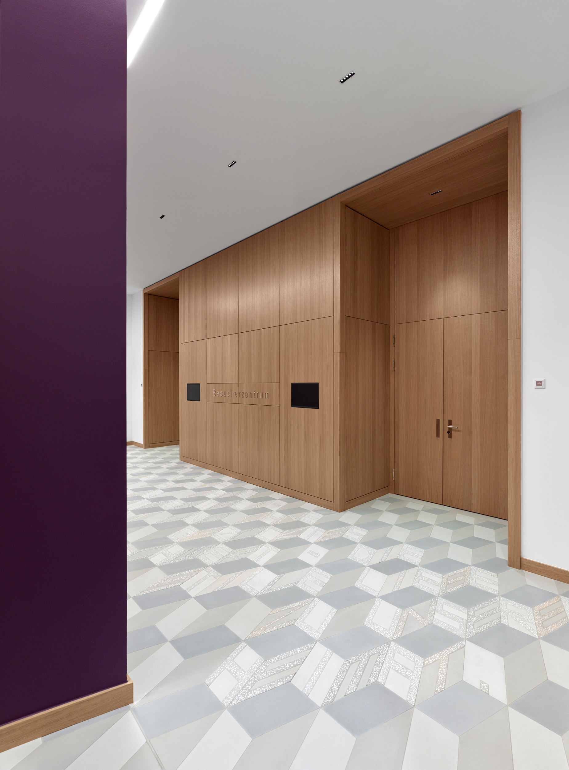 Kunst am Bau „Heimat Heimat“ auf dem Fußboden des Bundesministeriums - mit Zitaten, die einem Essay von Kurt Tucholsky aus dem Jahre 1929 entnommen sind. Foto: Stefan Müller  