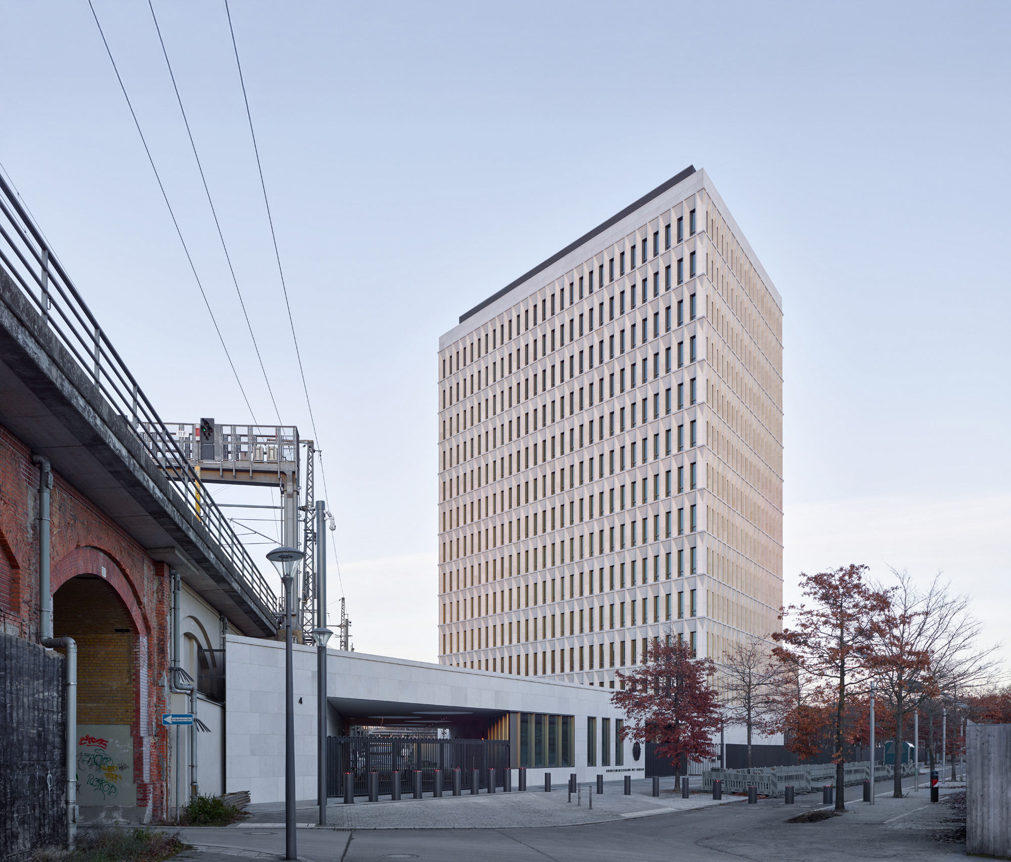 Erweiterungsbau Bundesministerium des Innern - Zufahrt- und Kontrollgebäude mit dem Turm; Foto: Stefan Müller